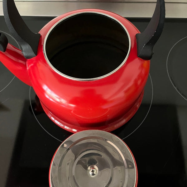 Rode Le Creuset fluitketel 2.1 liter