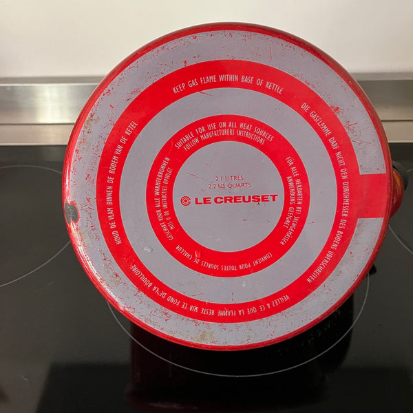 Rode Le Creuset fluitketel 2.1 liter