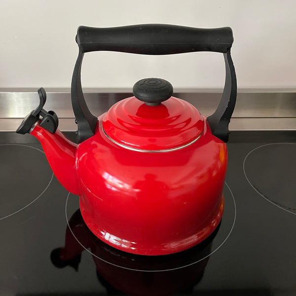 Rode Le Creuset fluitketel 2.1 liter