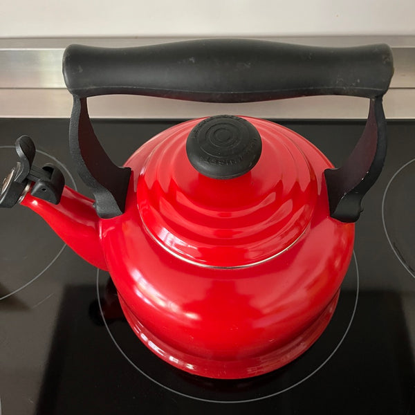 Rode Le Creuset fluitketel 2.1 liter