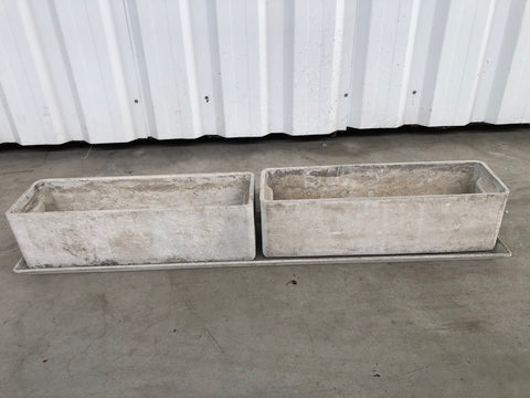 Twee eternite bloembakken met onderschaal