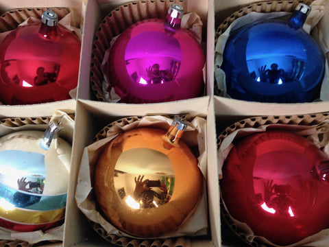 Doos met grote vintage kerstballen