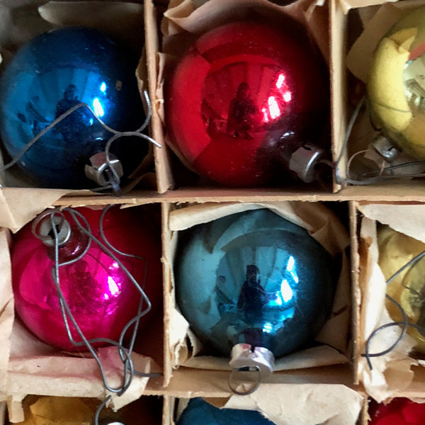 Doosje antieke gekleurde kerstballen
