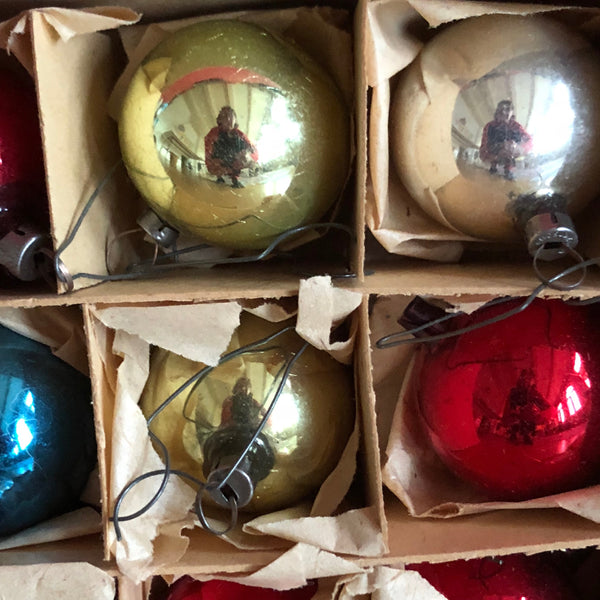 Doosje antieke gekleurde kerstballen