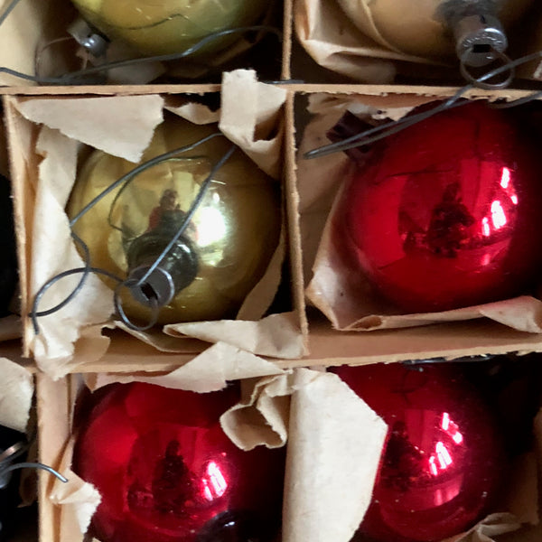Doosje antieke gekleurde kerstballen