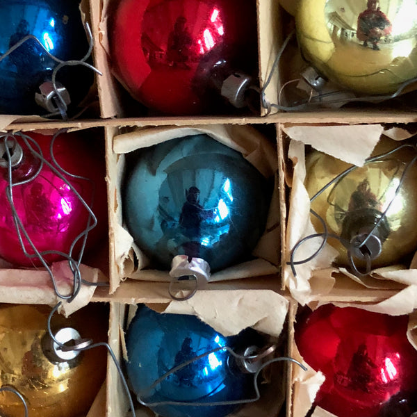Doosje antieke gekleurde kerstballen